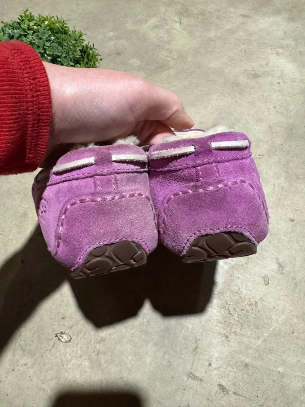 UGG Dakota Slippers Gurls Size 2 Purple Pink Leather Shearling Cozy Comfy Winter
